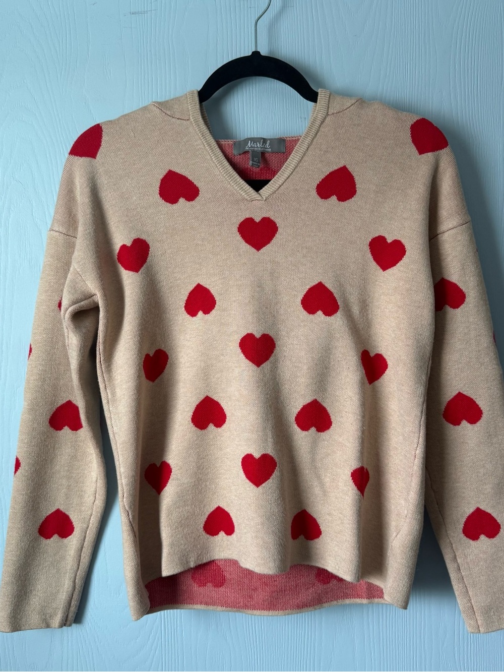 Marled Beige V-Neck Sweater with Red Heart Pattern